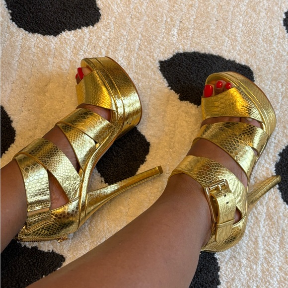 Michael Kors GOLD Platform Sandal - Picture 16 of 16